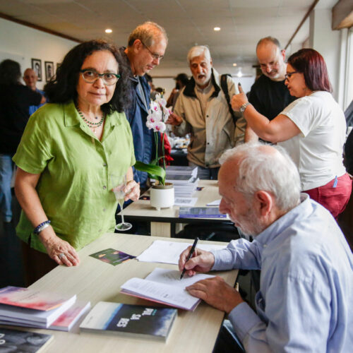 Imagens do lançamento do livro “Caminhos da Cosmologia”