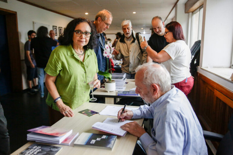 Imagens do lançamento do livro “Caminhos da Cosmologia”
