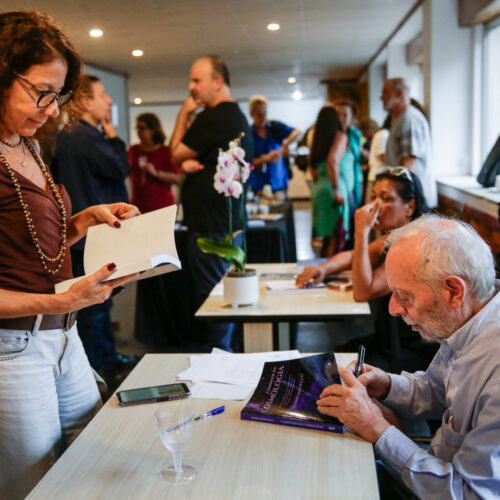 Imagens do lançamento do livro “Caminhos da Cosmologia”